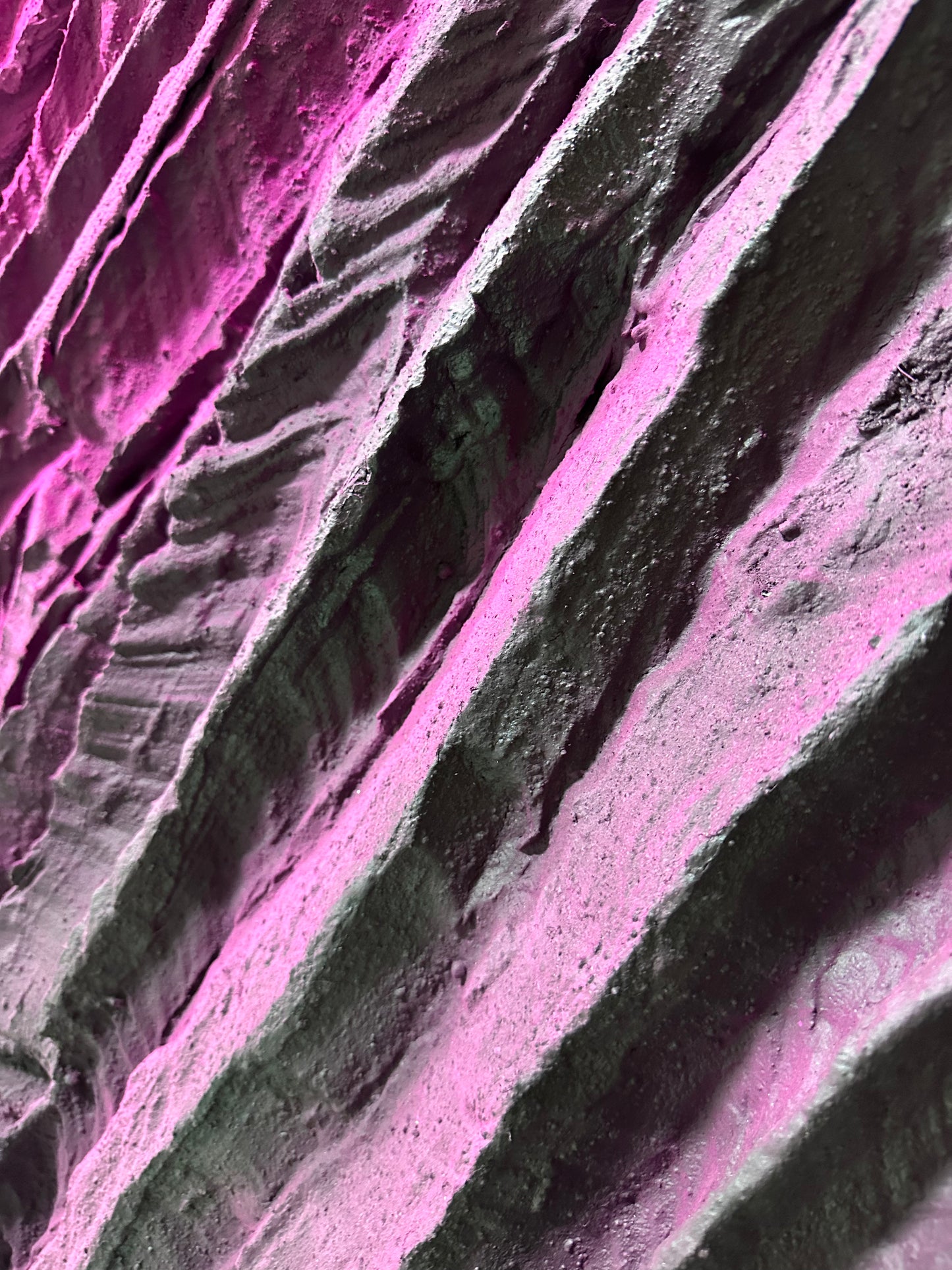 Obra “Rosa Rocosa” texturizada en degradación de fucsia.