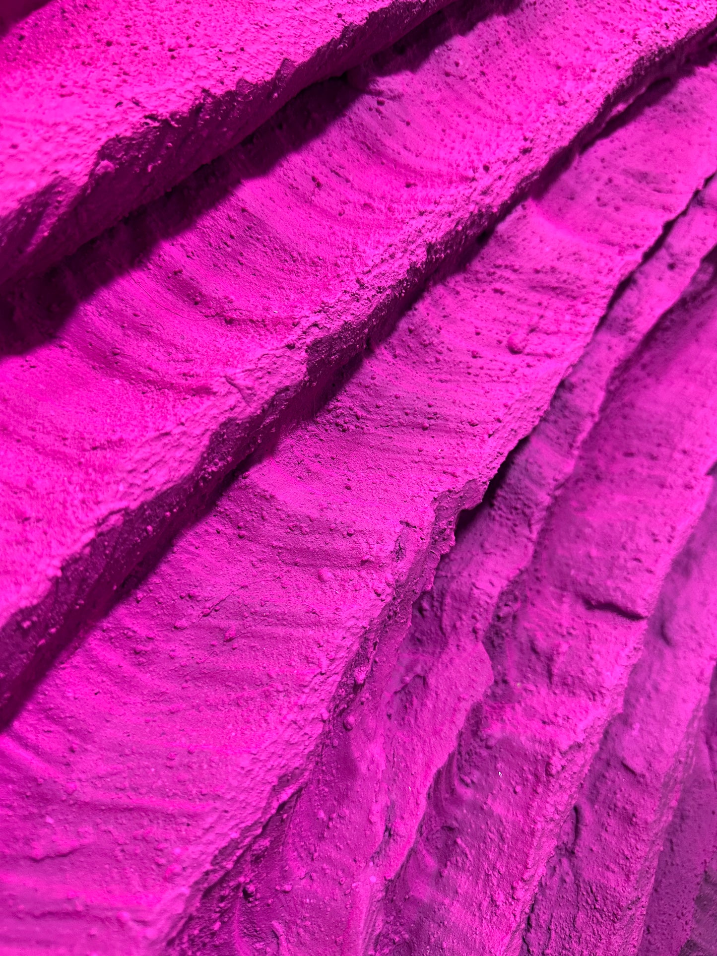 Obra “Rosa Rocosa” texturizada en degradación de fucsia.