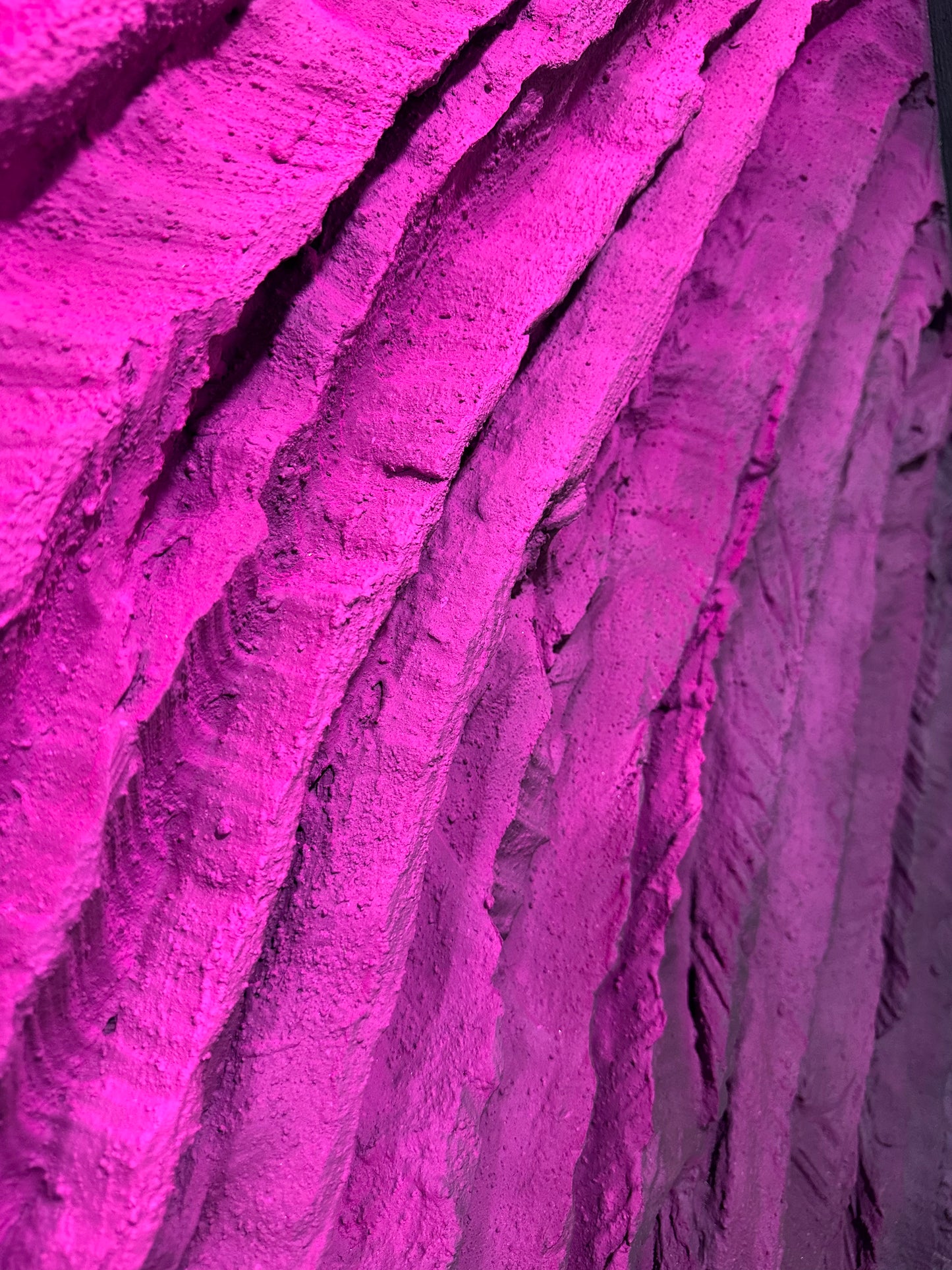 Obra “Rosa Rocosa” texturizada en degradación de fucsia.